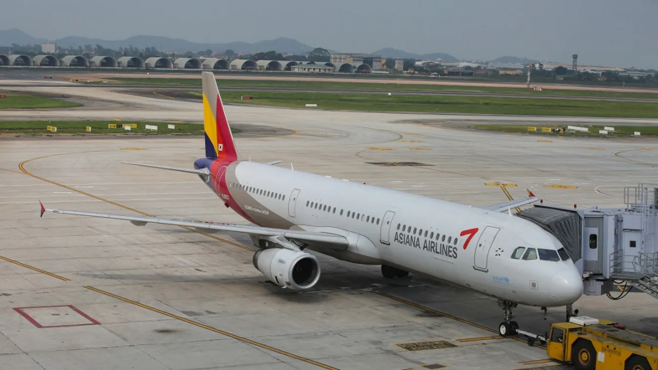 Asiana Airlines Airbus A321 A321 A321-200 A321-231 AAR ASiana Airlines Inc Airbus A321 America Apron Asiana Aviation Flight GMP Gimpo International HL8257 Holiday Noi Bai International Airport OZ RKSS Tarmac Terminal Travel V2500 airliner airplane asiana 