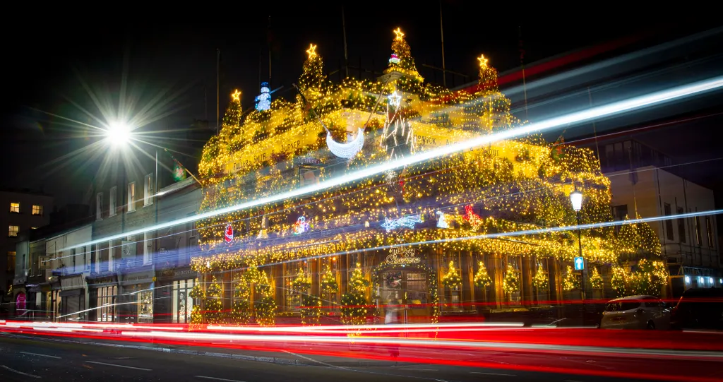 55 karácsonyfa 150 ezer led fény dísz London pub 