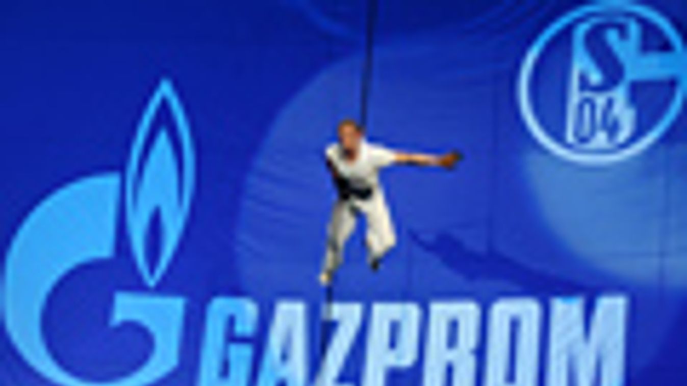 Ömlik a Gazprom pénze Európába, akrobata egy óriási Schalke mez előtt, a szponzoráció bejelentésekor 2007-ben