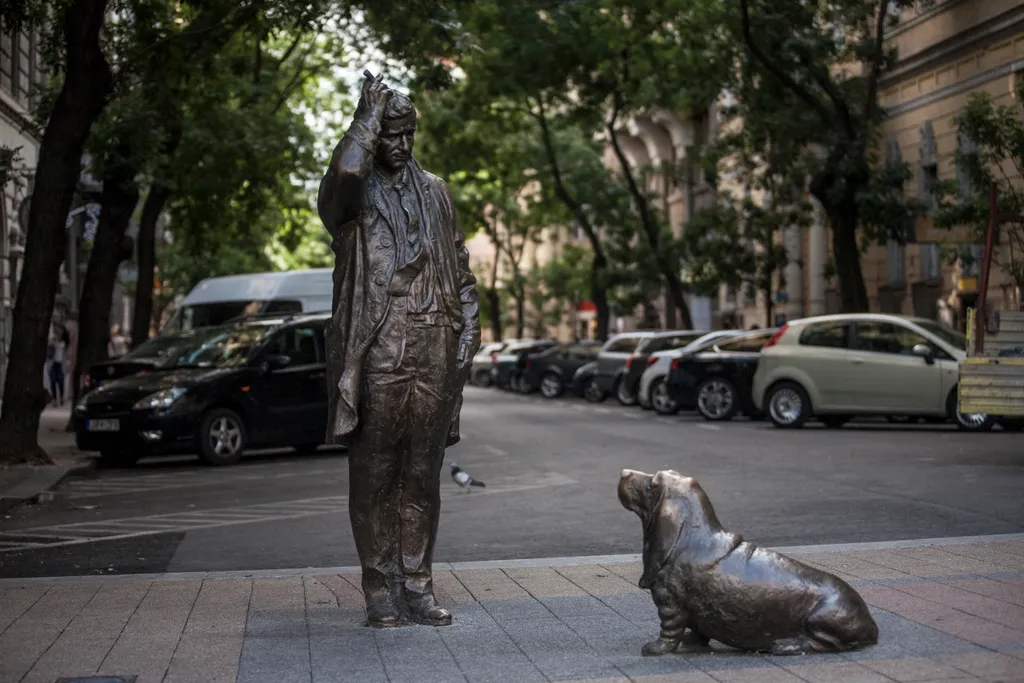 köztéri szobrok Budapest, Peter Falk - Columbo, alkotó:Fekete Géza 2014. 