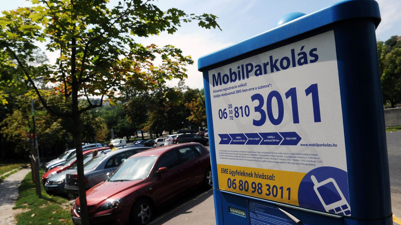 Mobilparkolás telefonszáma olvasható egy parkolóautomatán Budán, a Dózsa György térnél 2012. augusztus 3-án 