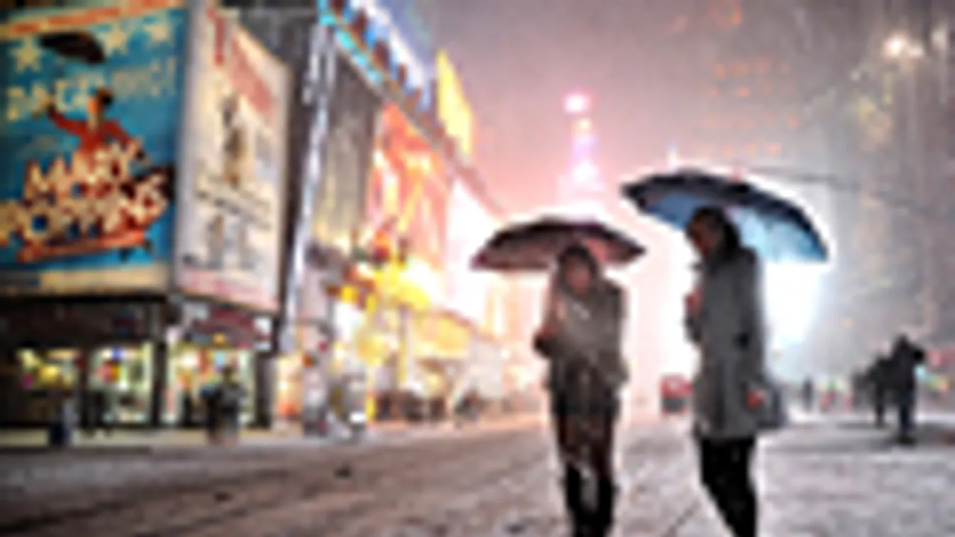 USA, hóesés, hóesés, esernyős nők a New York-i Times Squaren
