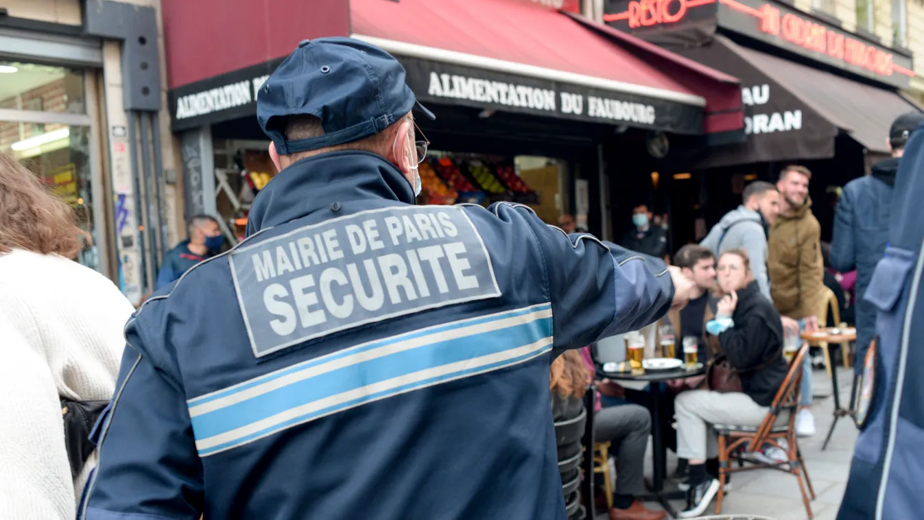 FRA - Paris - Reouverture des terrasses paris deconfinement terrasse bar couvrefeu covid brasserie rue terrace agent securite trottoir sidewalk feaubourg saint denis Horizontal RESTAURANT CURFEW STREET MAIRIE DE PARIS MEDIATION 