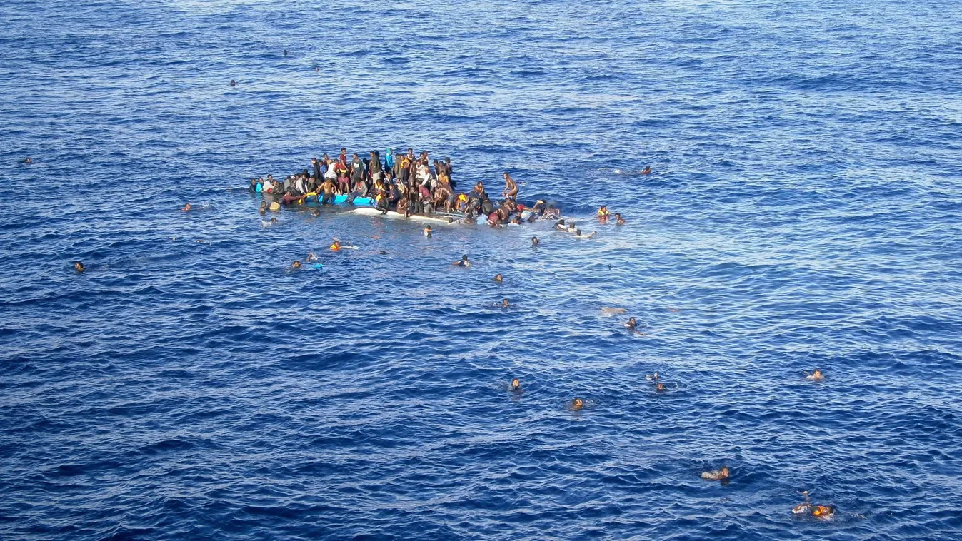 Földközi-tenger, 2015. április 20.
Az Opielok Offshore Carriers (OOC) német hajózási válalalt által 2015. április 20-án közreadott kép illegális menekültekről egy félig elsüllyedt hajóban a Földközi-tengeren, a vállalat Jaguar teherhajójának közelében ápr