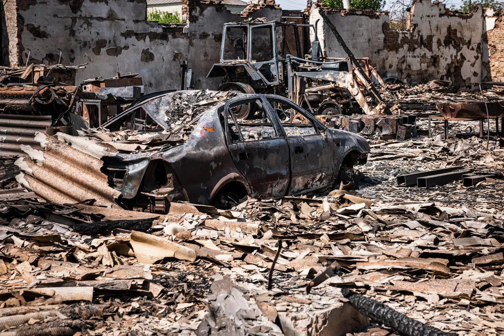 Ukrán válság 2022, orosz, ukrán, háború, Ukrajna, romok, kiégett autó, romos, Zaporizzsja 