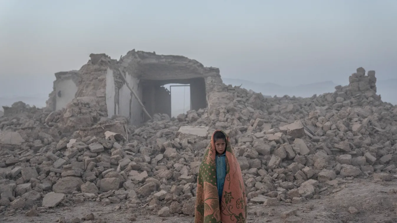 Zenda Dzsar körzet, 2023. október 11.
Afgán fiú összedőlt otthona romjainál, Herát nyugati tartomány Zenda Dzsar körzetében 2023. október 11-én, amikor újabb, szintén 6,3-as erősségű földrengés rázta meg a tartományt. Az afgán hatóságok szerint a mai föld