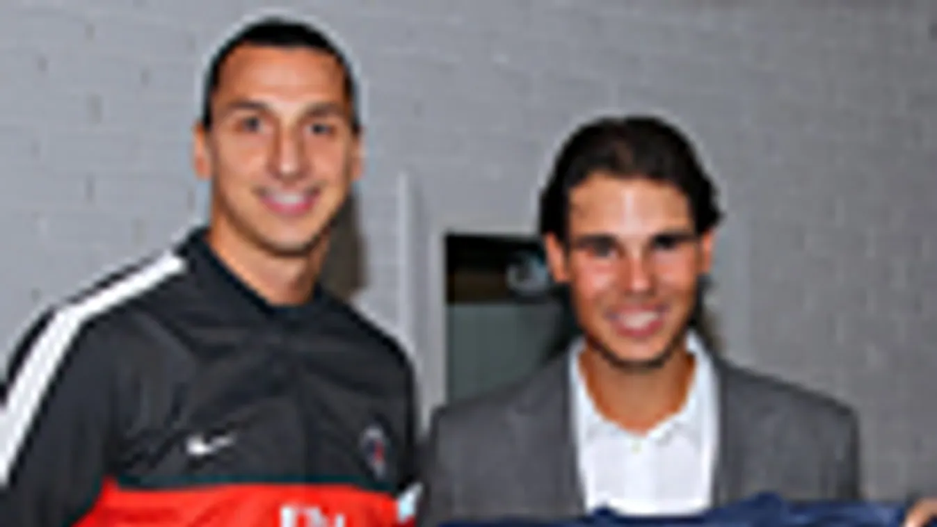 Rafael Nadal a Paris Saint-Germain focicsapatnál Zlatan Ibrahimovic-csal és Nasser Al-Khelaifival