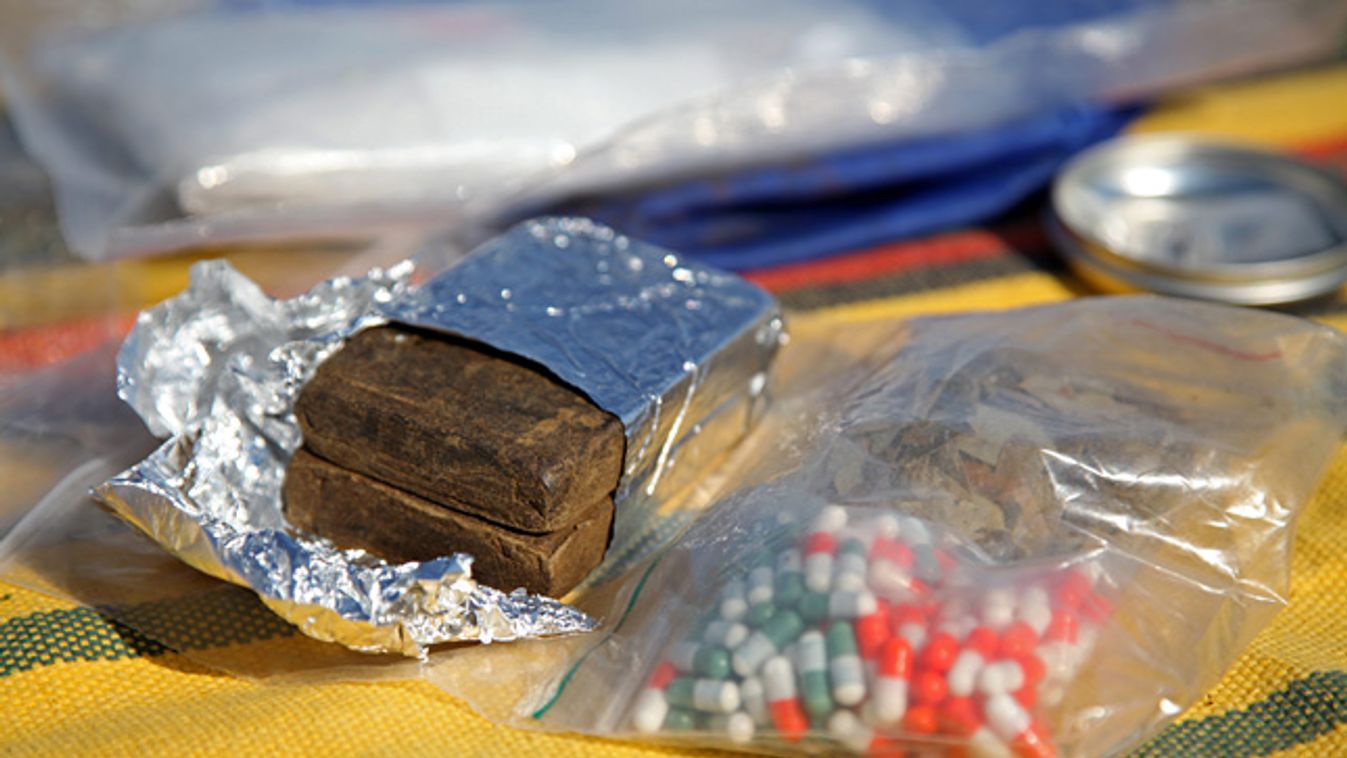 kábítószer, drog, Lefoglalt kábítószerek, köztük hasisgyanta (b) a letenyei határátkelő-állomáson 2012. augusztus 14-én
