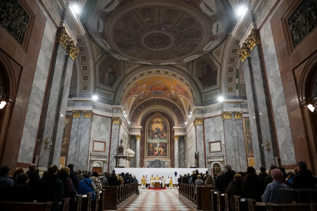 Nagycsütörtöki szentmise az esztergomi bazilikában, Erdő Péter bíboros, Esztergom, galéria, 2023 