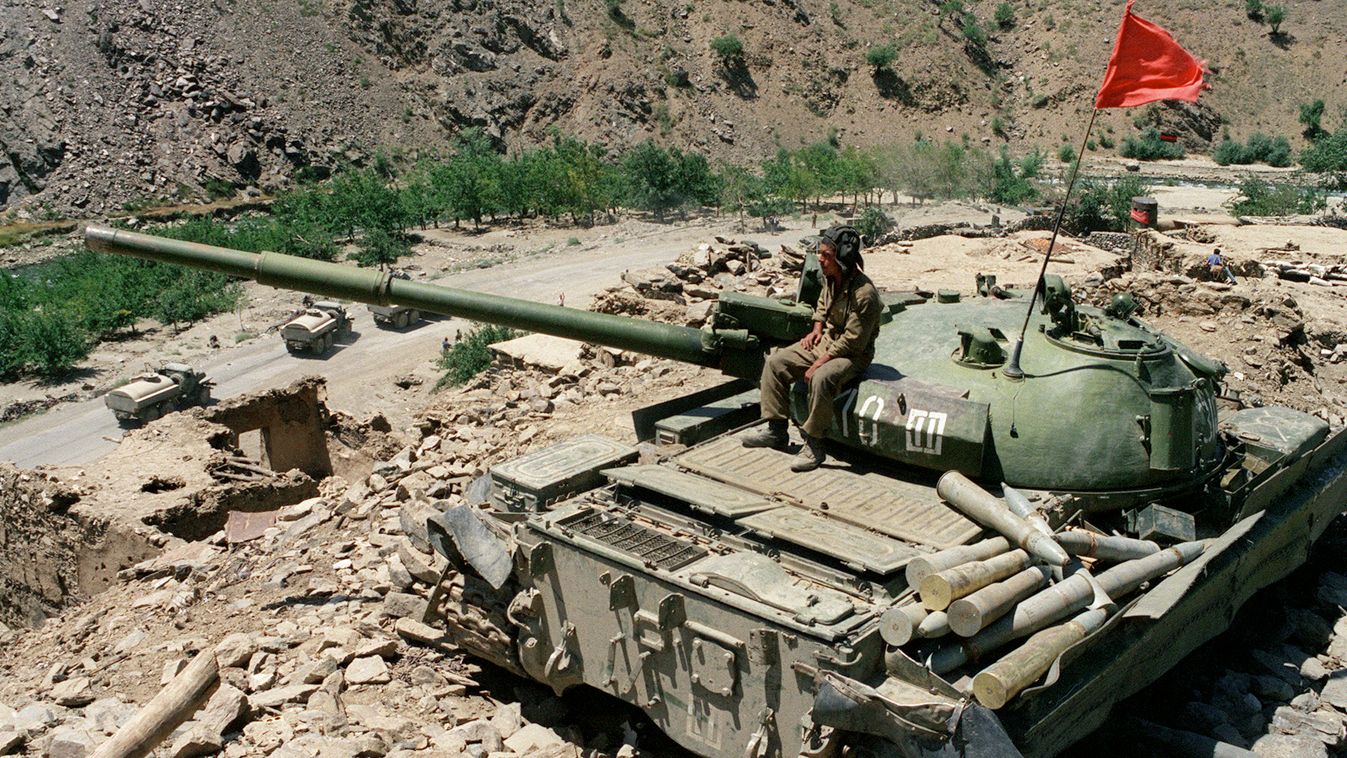 Afganisztán megszállása 
ARMED FORCES RED FLAG AFGHANISTAN WAR An Afghan soldier, loyal to Soviet forces, siting on a Soviet-made T64 tank watches 17 August 1989 around the valley near 
