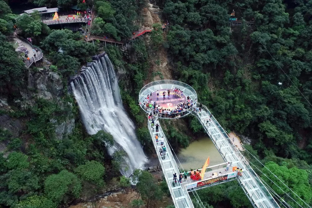 Üvegpadlós kilátó, Kína, Kulunghszia, Csingjüan

Yun Tian Bo Ba, Gulongxia  Guangdong Qingyuan Qingxin glass platform glass platform 