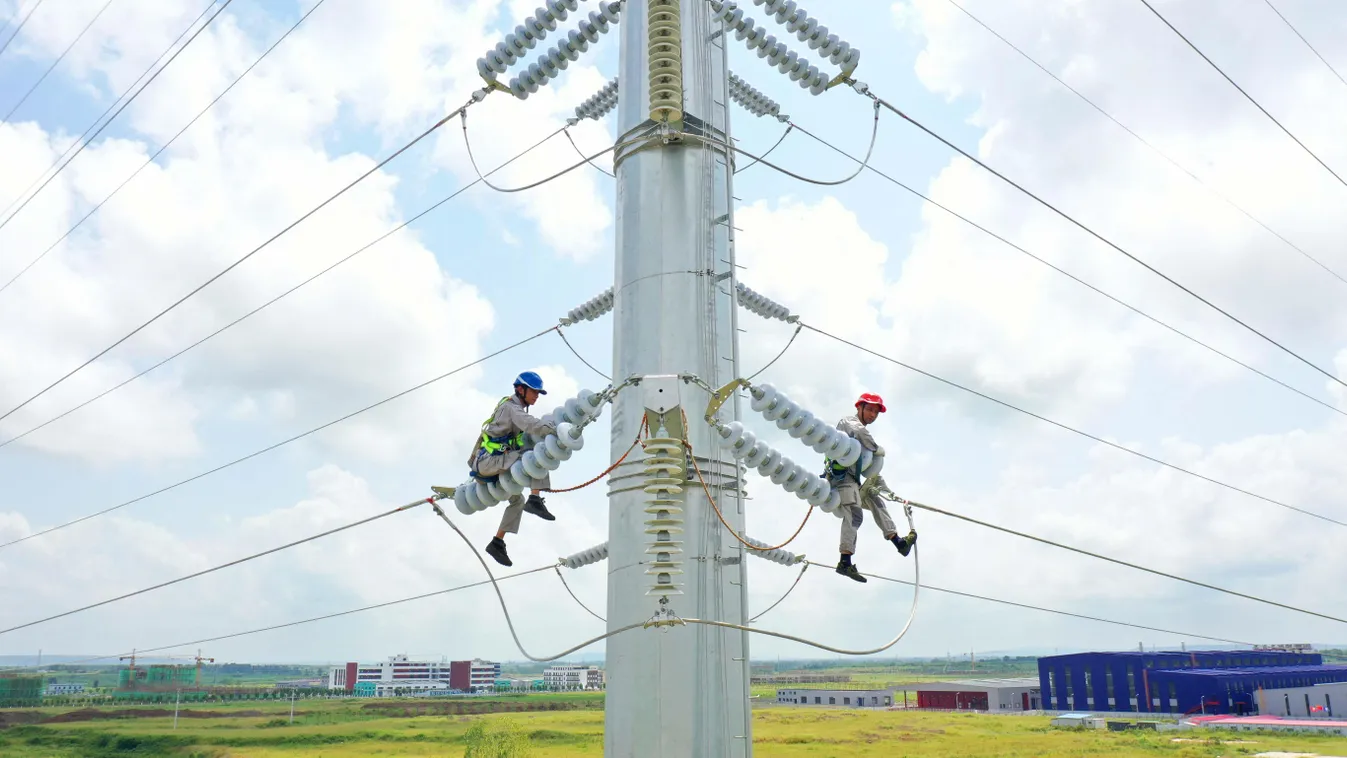 Kína, áram  Electricity grid construction in east China Anhui China Chinese electricity grid Mingguang Horizontal 