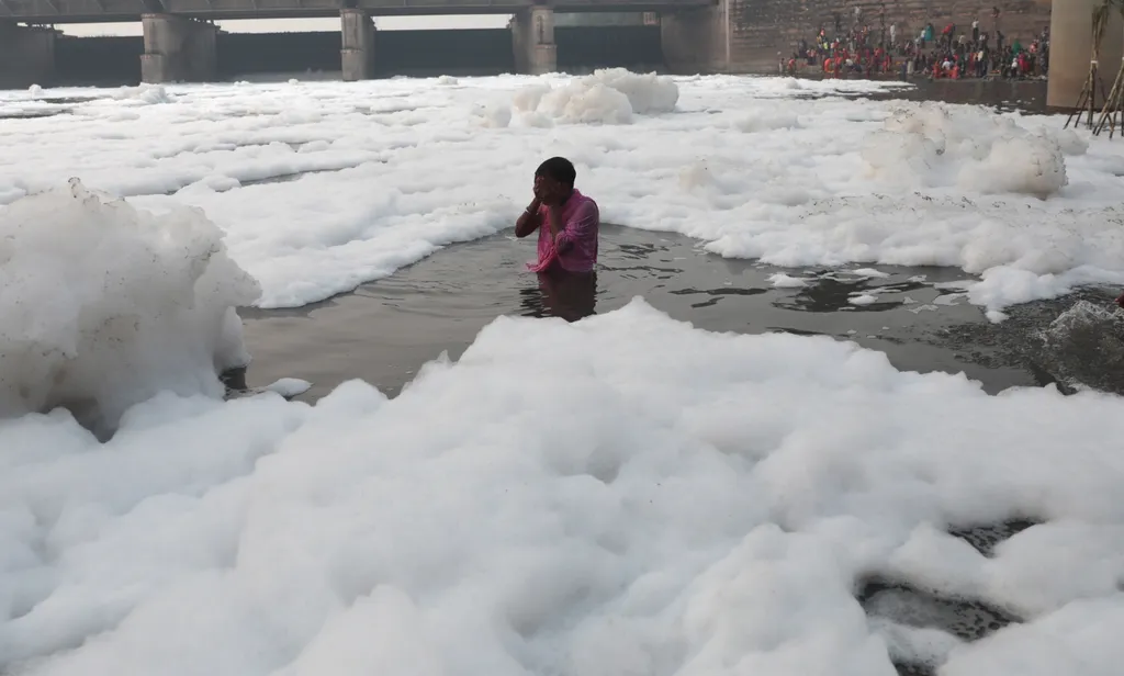 Mérgező vegyszerrel szennyezett folyóban tartottak szertartást Indiában 