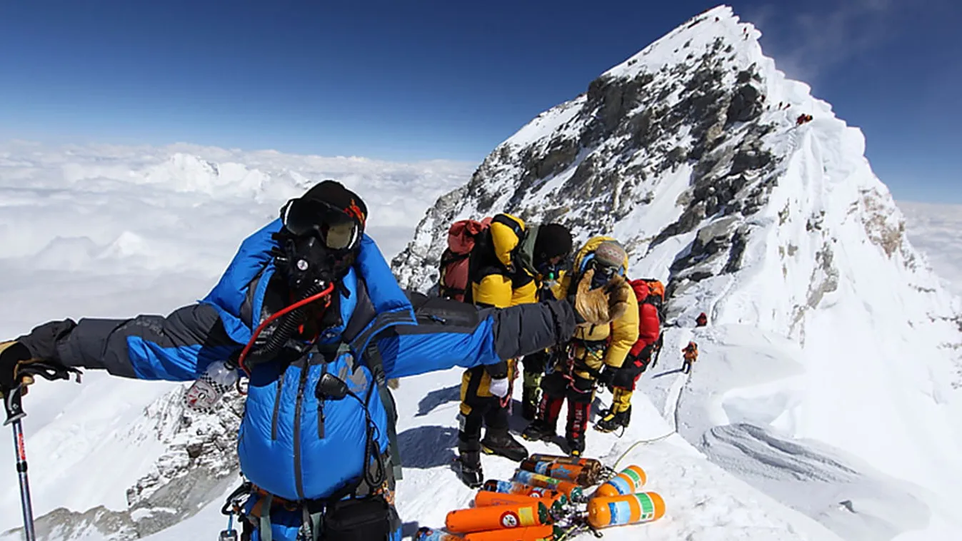 Mount Everest, expedíció, Neal Beidleman amerikai hegy mászó és társai állnak a Hillary-lépcsőnél