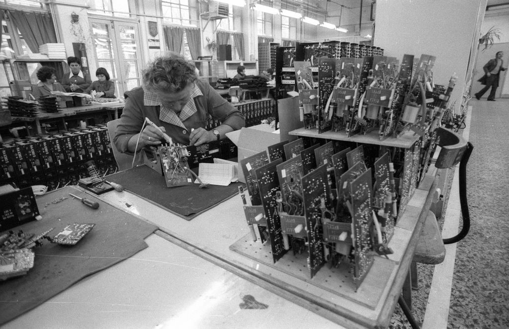 retro szocializmus gyár gyárak 1983
VIDEOTON, a Cleopátra rádiókészülék összeszerelő üzeme 