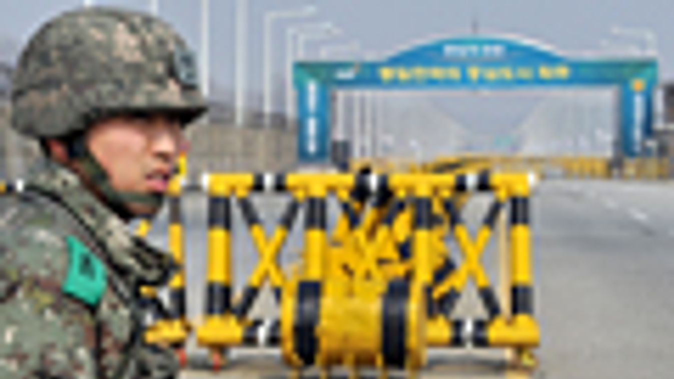 Észak-Korea, Fokozódó feszültség Észak-koreában, dél-koreai határőr a keszongi különleges gazdasági övezet bejáratánál 