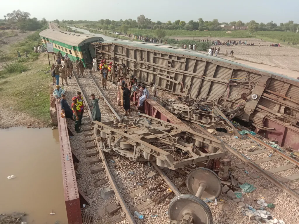 Navabsah, baleset, kisiklott vonat, személyszállító vonat, dél-pakisztán, 30 ember életét vesztette, 60 megsérült, 2023. 08. 06. 