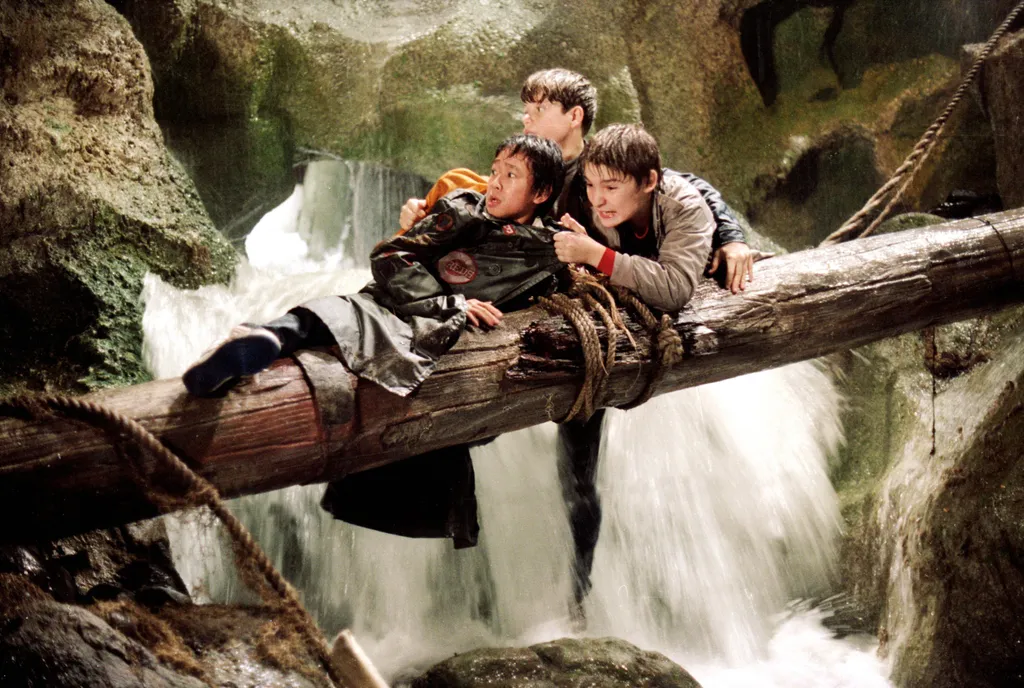 The Goonies Cinema children adventures group to glide to fall to hold on Horizontal WATERFALL BEAM 