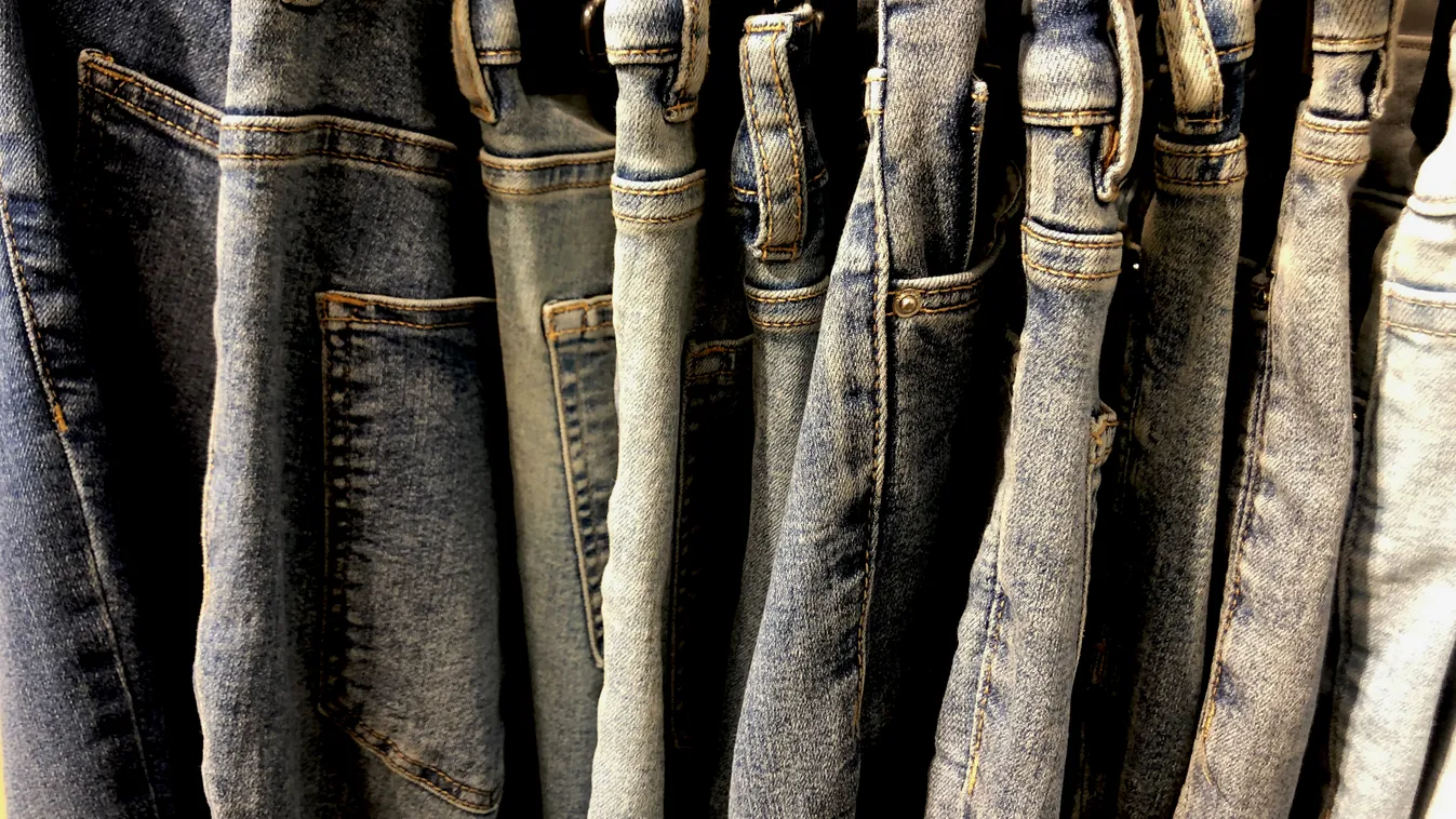farmer nadrág, farmernadrág, Magyarország, 
 Many,Jeans,Hanging,On,A,Rack.,Row,Of,Pants,Denim showroom,pants,buy,cotton,apparel,black jeans,white,casual,garme 
