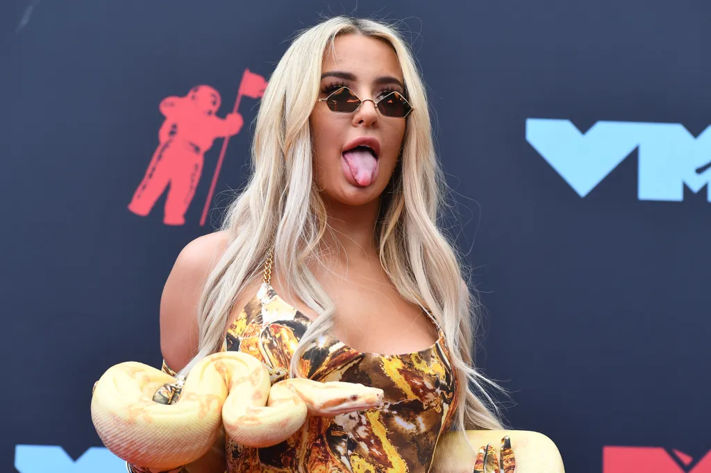 MTV Video Music Awards- Arrivals TOPSHOTS Horizontal CEREMONY PRIZEGIVING MUSIC HEADSHOT BUST STICKING TONGUE OUT SNAKE 