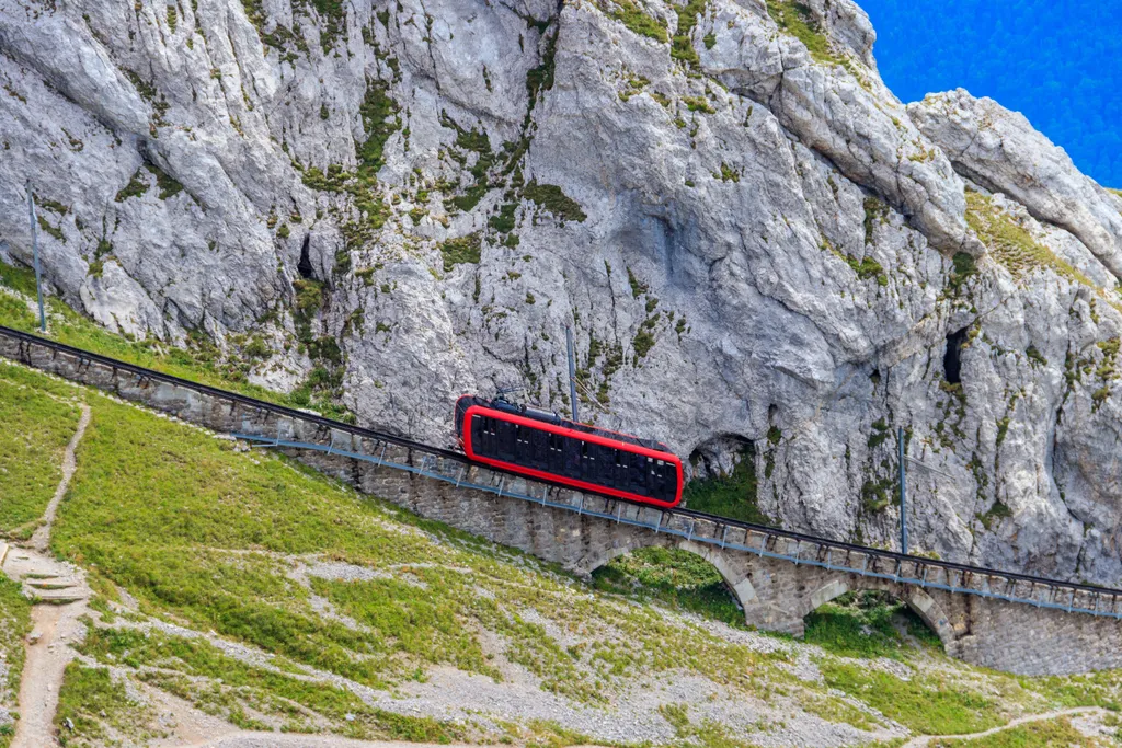 A világ legmeredekebb fogaskerekű vasútja a Svájci-Alpokban közlekedik, galéria, 2023 