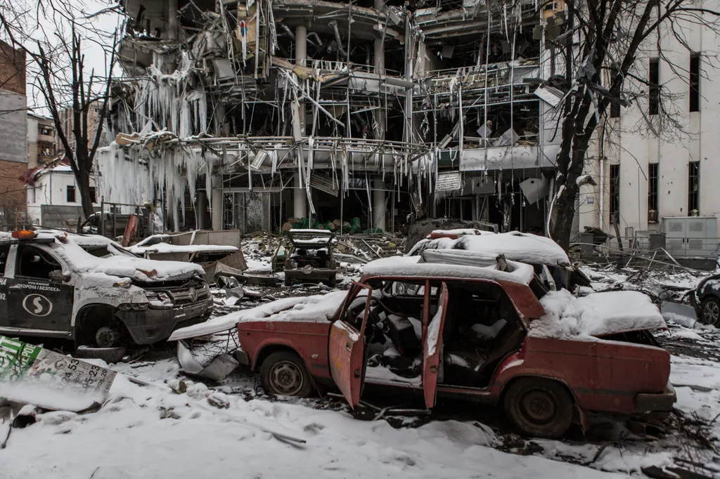 Ukrán válság 2022, orosz, ukrán, háború, Ukrajna, Harkov, bombázás, rakétatámadás, romok, kiégett autók, romos épület 