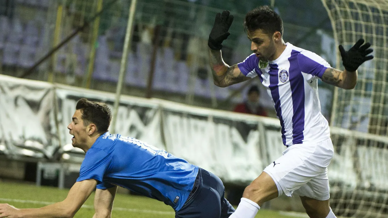 Az újpesti Lencse László (j) és Bese Barnabás, az MTK játékosa a labdarúgó OTP Bank Liga 21. fordulójában játszott Újpest FC - MTK Budapest mérkőzésen 