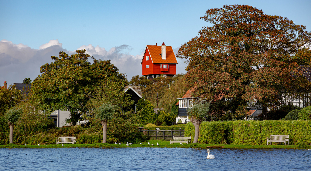 The,Water,At,Thorpeness,Suffolk tourism,clouds,house,trees,building,swans,red,beautiful,view,suf furcsa épületek 