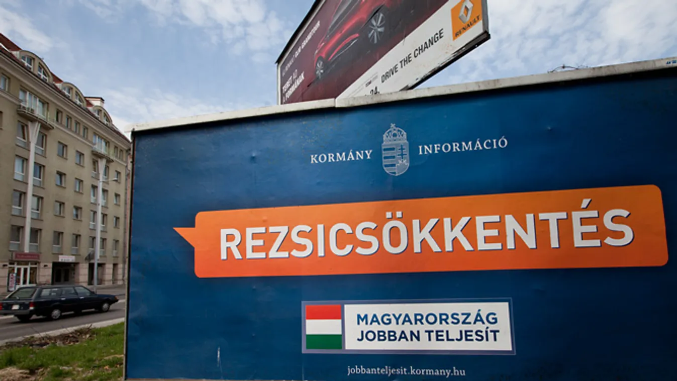 parlamenti előzetes, Rezsicsökkentést hirdető óriásplakát Budapesten 