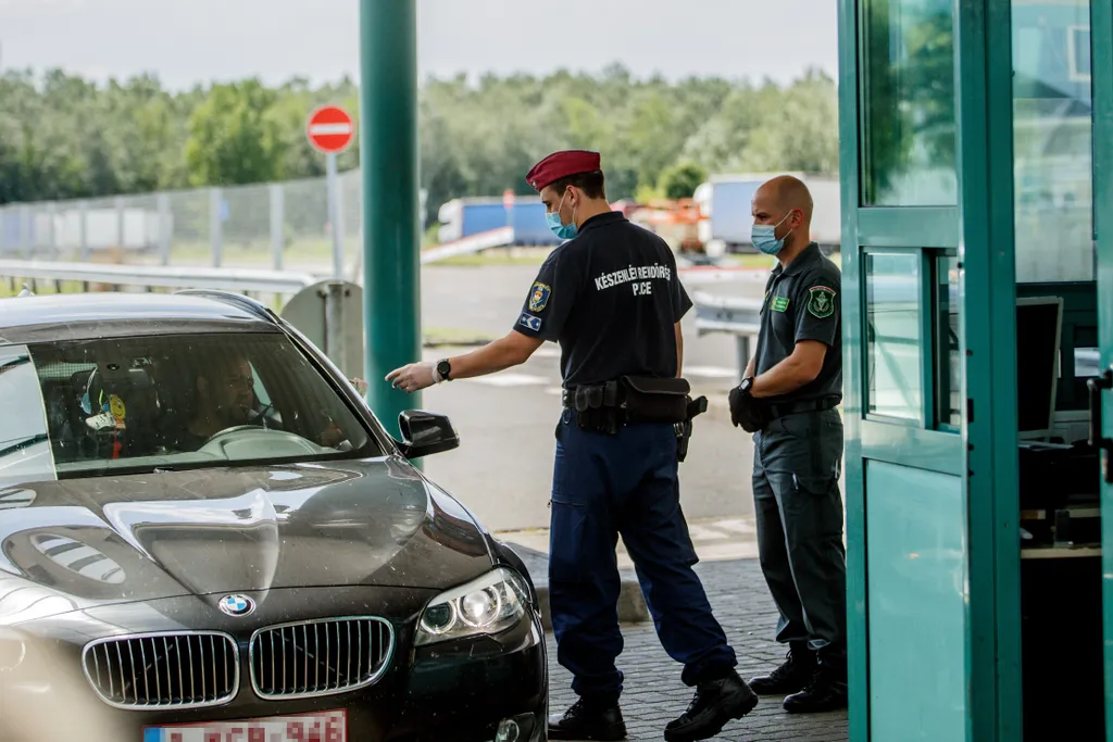 Röszke, határ, határátkelő, ellenőrzés, koronavírus, 2020.07.15., maszk, arcmaszk, védőmaszk, kesztyű, védőfelszerelés, rendőr, rendőrség, vám, nemzeti adó- és vámhivatal 