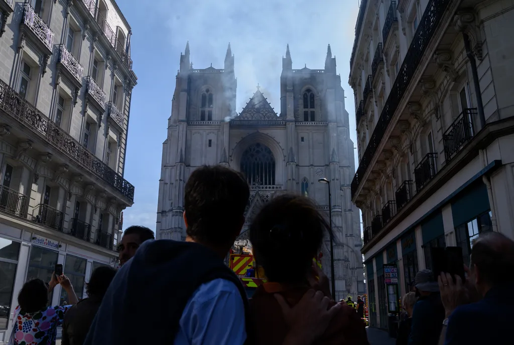 Nantes katedrális, tűz, tűzoltók, oltás, Cathédrale Saint-Pierre-et-Saint-Paul 