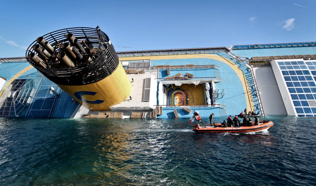 10 éve, 2012. január 13-án zátonyra futott és felborult a Costa Concordia olasz üdülőhajó 