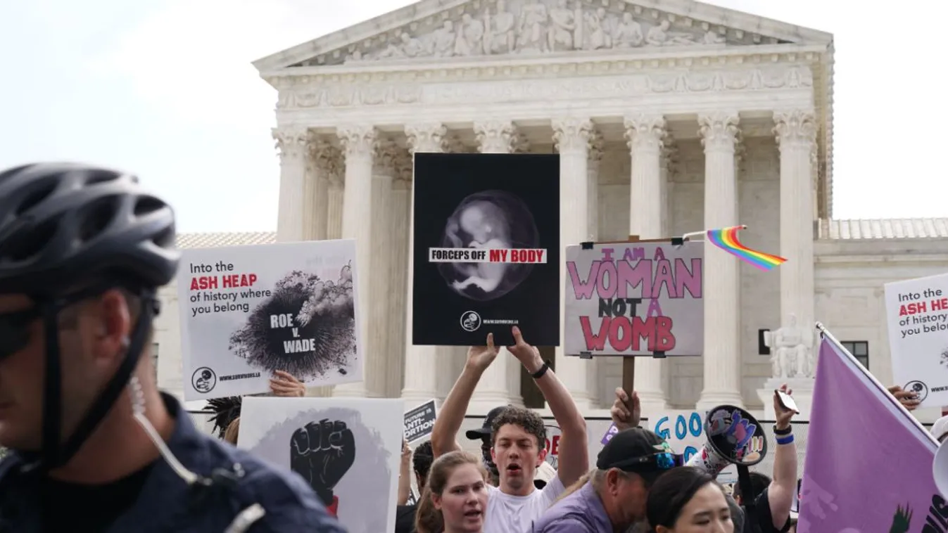 Abortuszpárti tüntetők a Legfelsőbb Bíróság épülete előtt. 