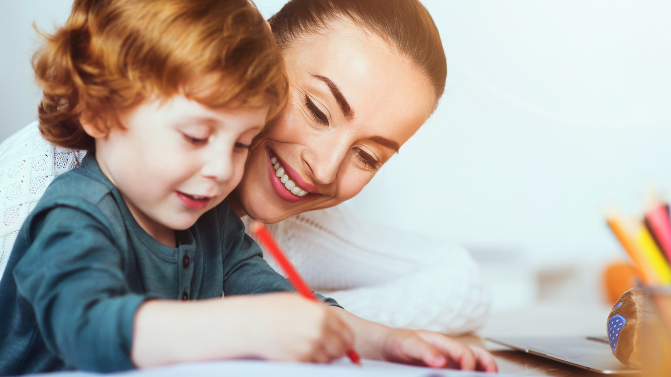 anya gyerek tanulás házi feladat Szidás helyett dicsérj és figyelj! - Így növelheted gyermeked önbizalmát 