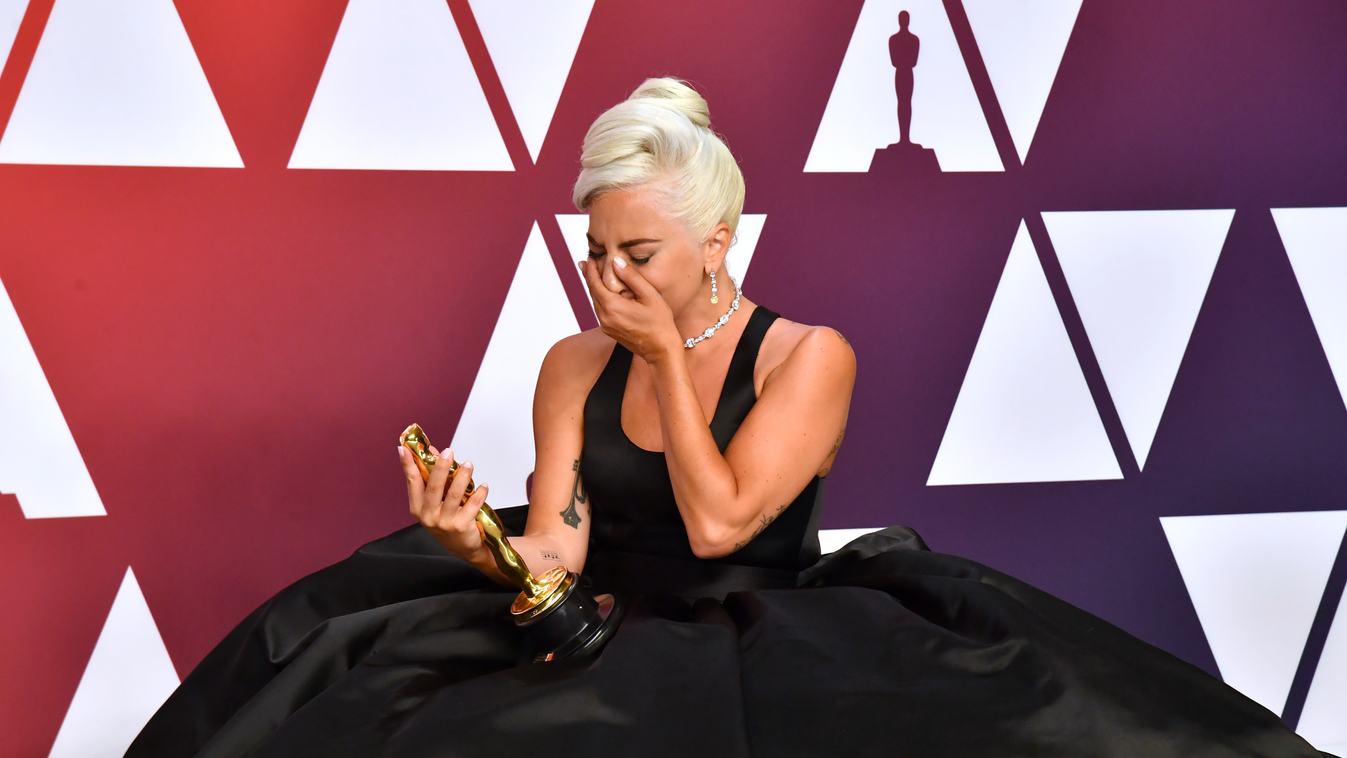 Oscar 2019: Lady Gaga örömében sírva fakadt a színfalak mögött - Fotók 