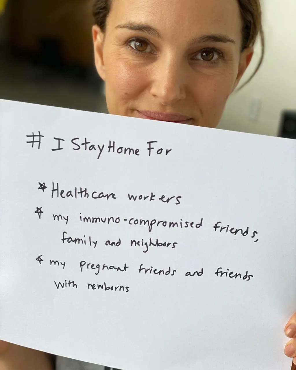 Natalie Portman is az egészségügyi dolgozókat támogatja, de immunhiányos barátaiért, családtagjaiért és szomszédaiért is cselekszik, csakúgy, mint terhes barátaiért és azokért, akik nemrég szültek 