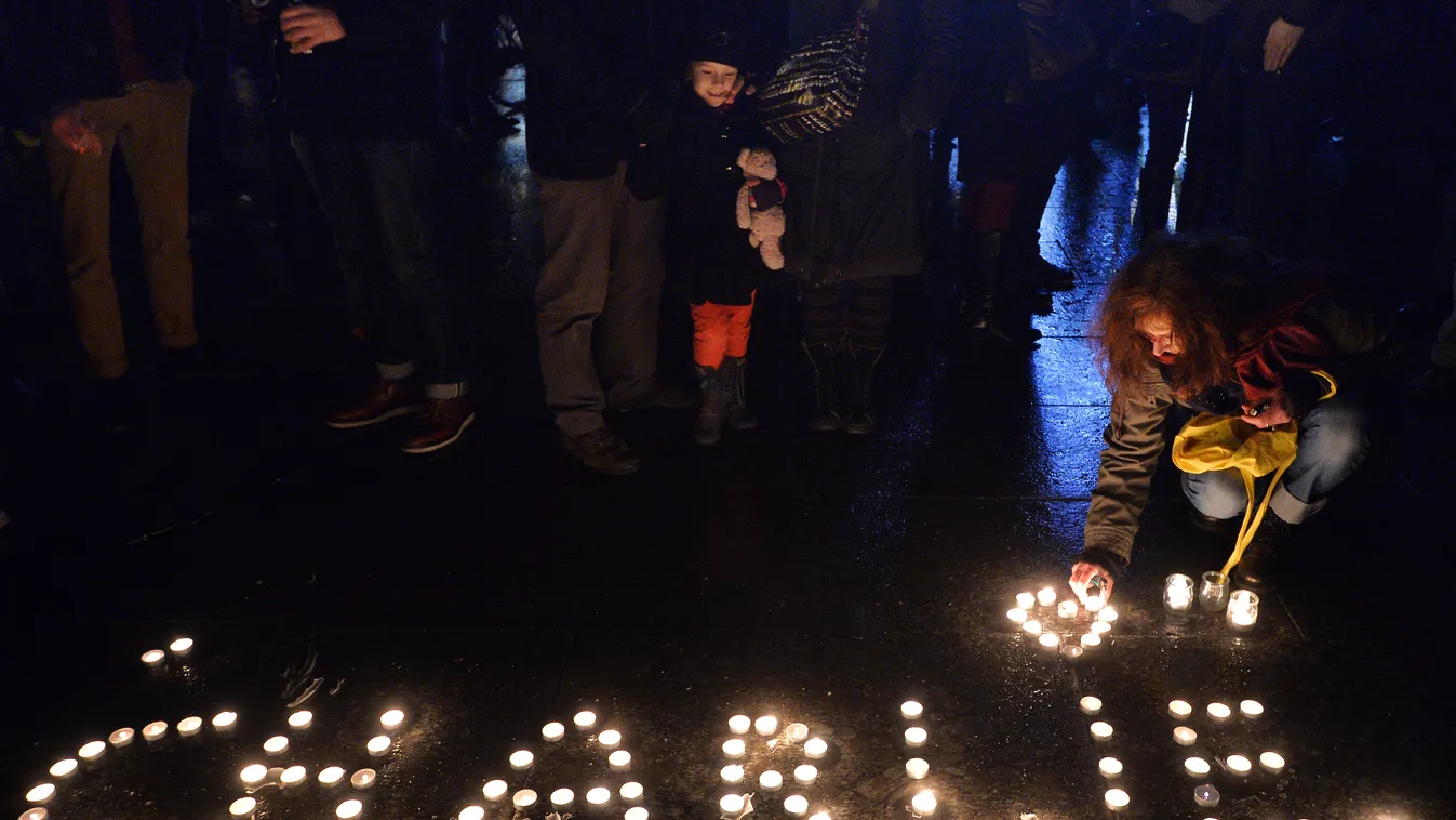 franciaország, terrorizmus, charlie hebdo, párizs, gyászolják a charlie hebdo szatirikus lap elleni terrortámadás áldozatait 