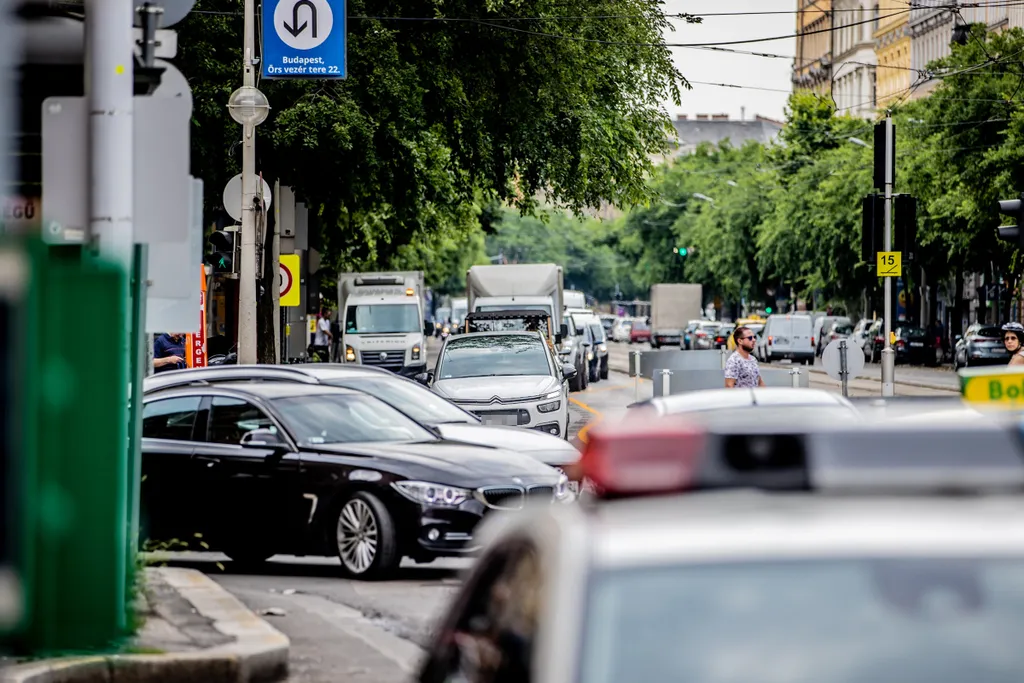 2021.07.12. Budapest, Blaha Lujza tér, dugó, közlekedés, építkezés, autó, BKV, busz, fennakadás, munkagép, torlódás 