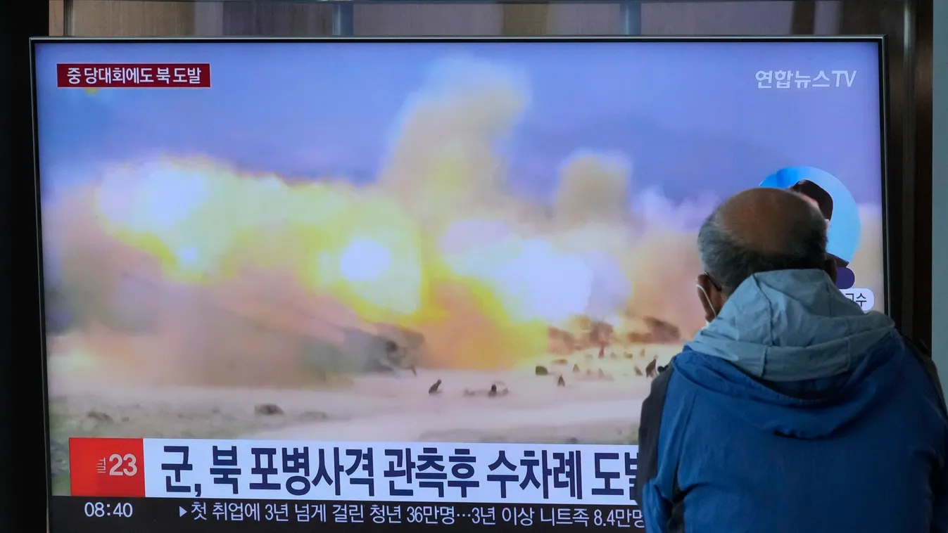 Szöul, 2022. október 19.
Észak-koreai hadgyakorlatról szóló tudósítást néz egy férfi a szöuli főpályaudvaron 2022. október 19-én. Az észak-koreai hadsereg több mint 250 tüzérségi lövedéket lőtt ki a Dél-Koreával határos felségvizek irányába kora reggel, v