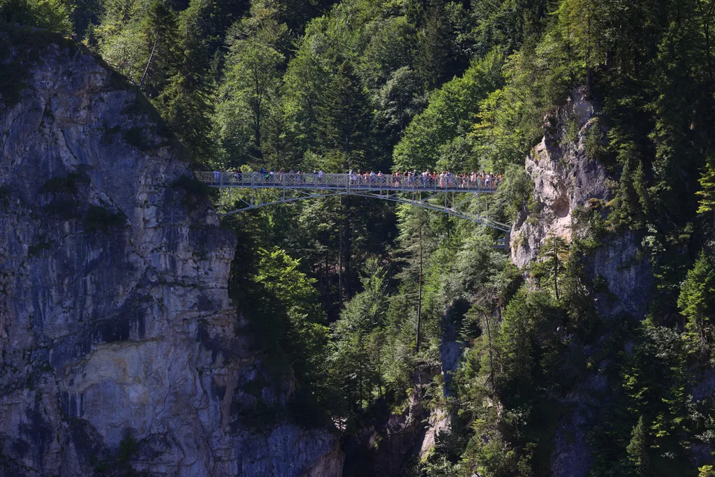 Neuschwanstein kastély, 19. században épült, bajorországi kastély, Németország, déli részén, Schwangau község, II. Lajos, Bajorország királya 