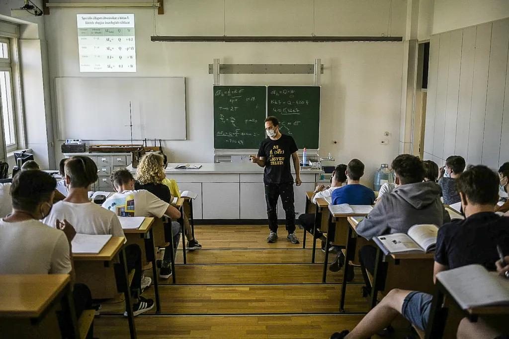 Újraindult a jelenléti oktatás az általános iskolák felső tagozatán és a középiskolákban
Piarista gimnázium Budapest 