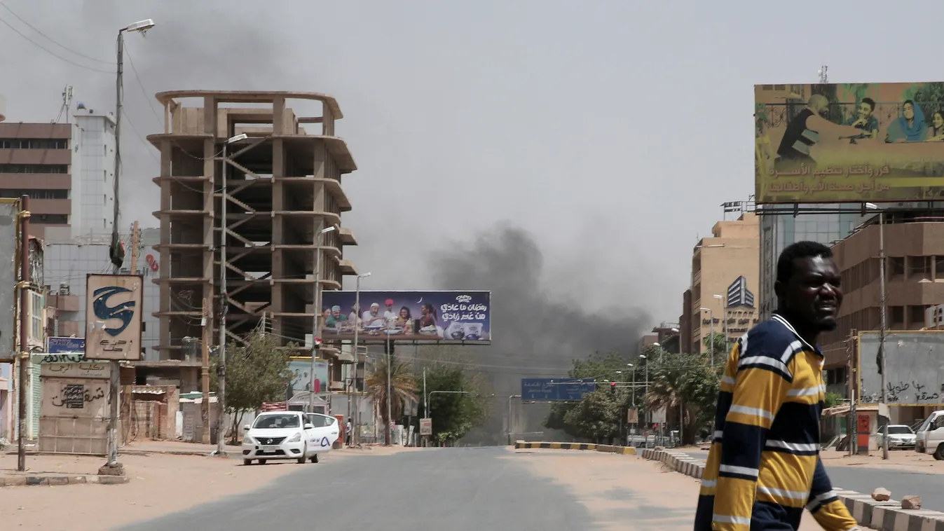 DAGLO, Mohamed Hamdán Kartúm, 2023. április 15.
Füst gomolyog a szudáni főváros, Kartúm egyik negyedében 2023. április 15-én, miután harcok robbantak ki az ország tényleges vezetőjének, Abdel-Fattah Burháninak a riválisa, Mohamed Hamdan Daglo tábornok vez