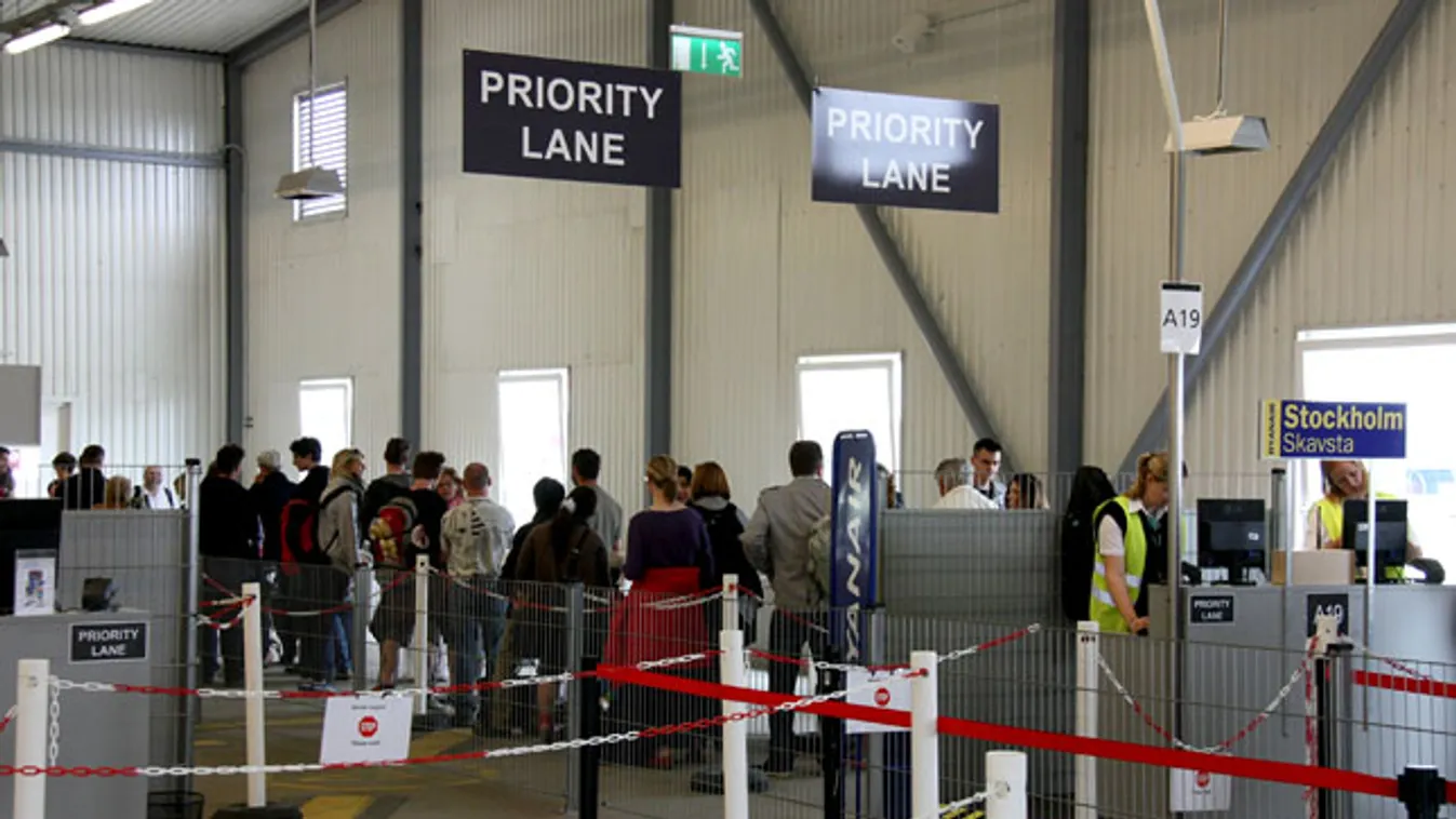 Beszállásra váró utasok a budapesti repülőtéren 