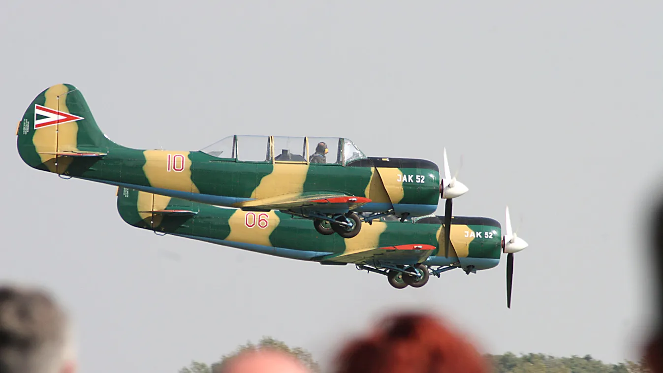 Jak-52 
