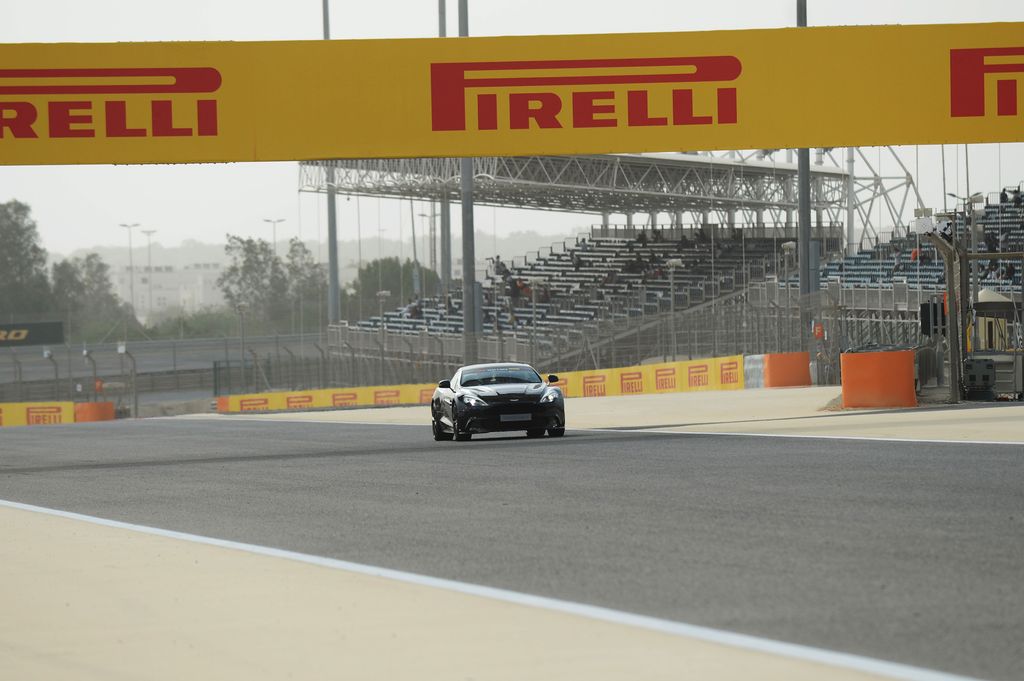 Forma-1, Bahreini Nagydíj, Pirelli Hot Laps, Aston Martin Vanquish S 