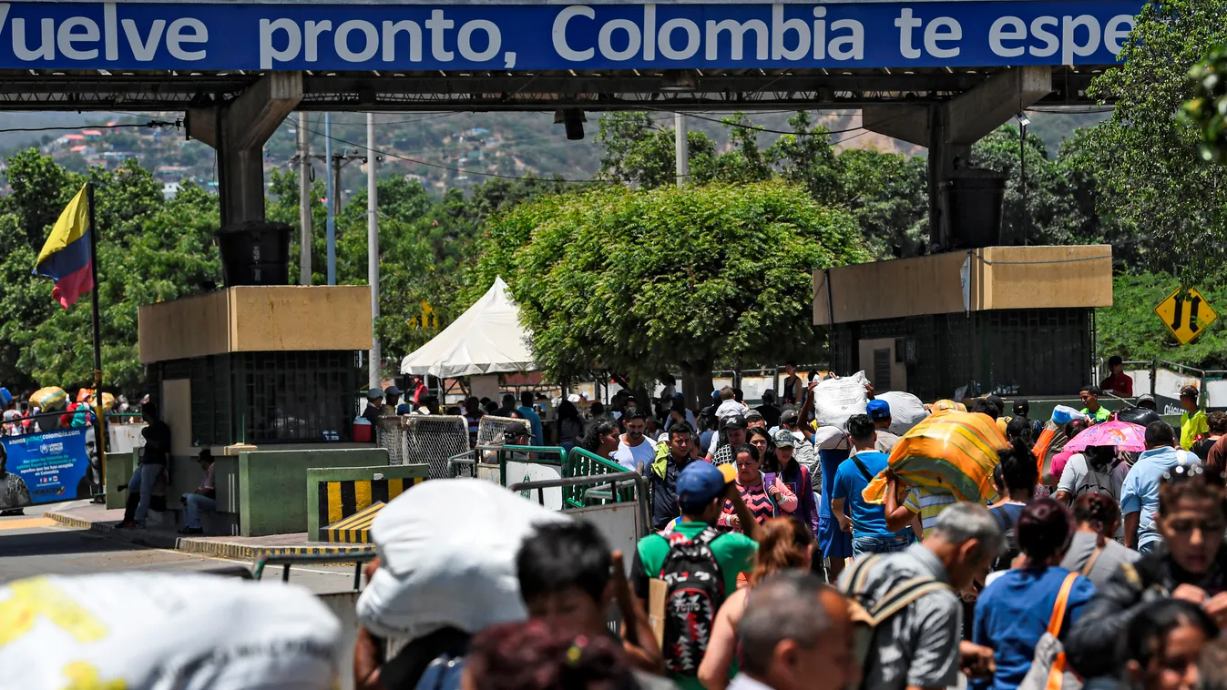Horizontal People cross the Simon Bolivar international bridge from Cucuta in Colombia to San Antonio del Tachira in Venezuela, on May 20, 2019. - According to the United Nations,  since 2015 three million Venezuelans have fled the worst economic and poli