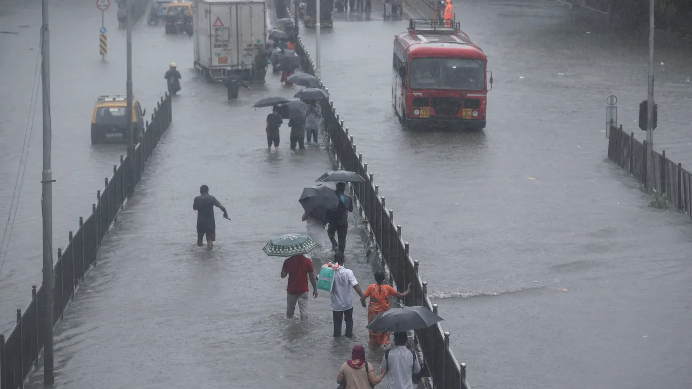 Mumbai, 2021. június 9.
A heves esőzések miatt vízzel elöntött utcán mennek emberek Mumbaiban 2021. június 9-én.
MTI/AP/Rafik Makbúl 