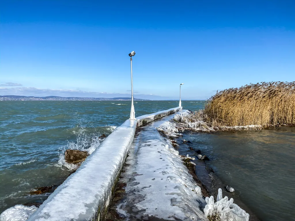 befagyott balaton, jeges balaton, időjárás, jég, tél 