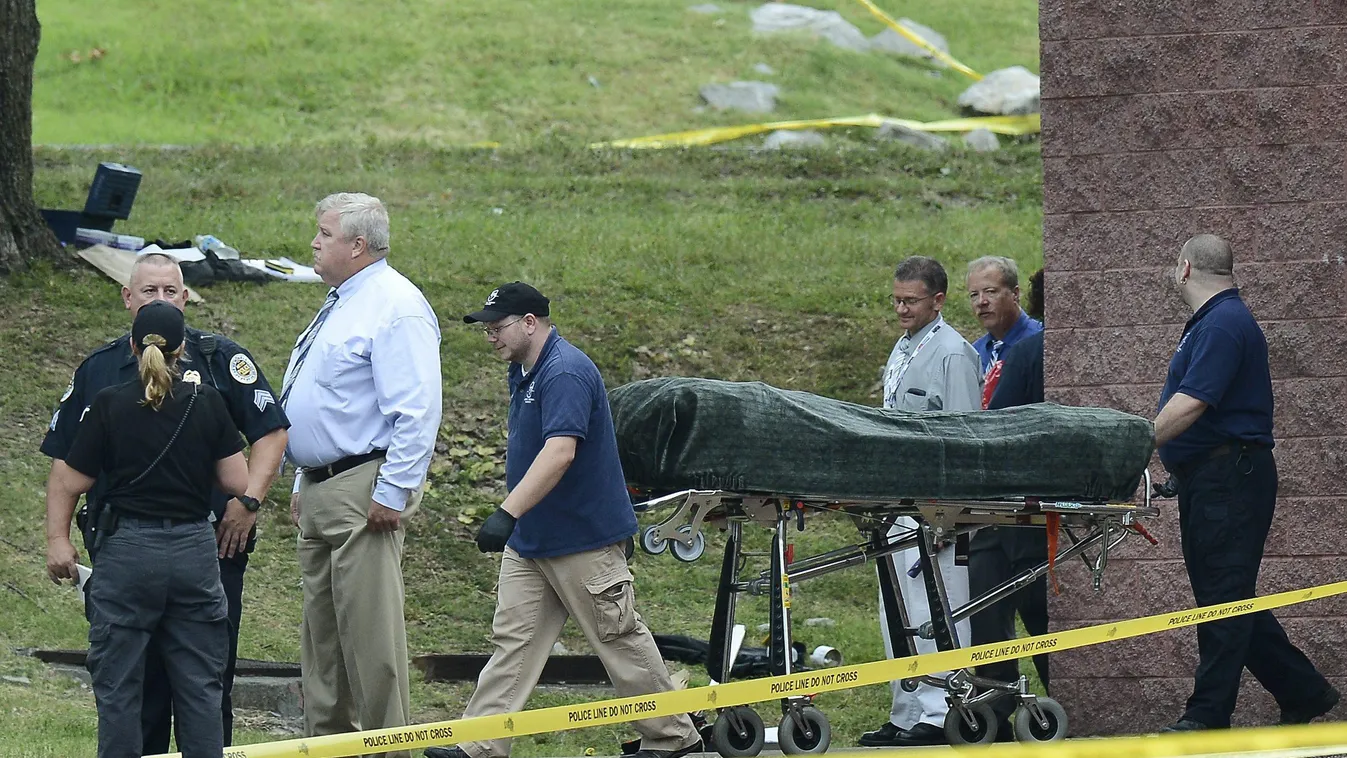 Antioch, 2015. augusztus 6.
A fegyveres támadó holttestét hozzák ki a Tennessee állambeli Nashville közelében lévő Antioch egyik multiplex filmszínházából 2015. augusztus 5-én. Vicente David Montano, egy műtősmaszkot viselő 51 éves férfi a Mad Max - A har