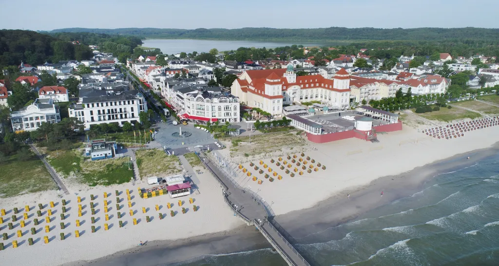 Summer at the Baltic Sea Arts, Culture and Entertainment ARCHITECTURE weather TOURISM Seasons Free time BEACH Modern life mbv SUMMER Baltic Beach chairs Seafront promenade OCEAN Vacation 